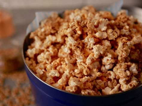 Get Caramel and Cheddar Popcorn Mix Recipe from Food Network Crazy Popcorn, Popcorn Mix Recipes, Corn Dog Bites, Girl Meets Farm, Savory Popcorn, Cheddar Popcorn, Salty Caramel, Popcorn Mix, Sausage Peppers