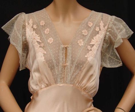 Styling Vintage Nightgown, Old Hollywood Sleepwear, Lace Nightgown Short, 1940’s Jewelry, 1940 Nightgowns, 1940s Sleepwear, 1940 Wedding Dress, 1940s Nightgown, 1940s Lingerie