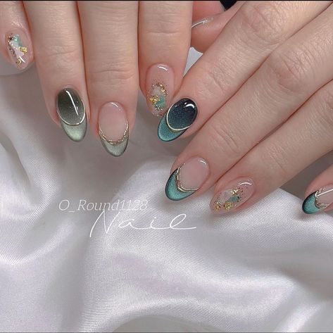 Cat Eye Holiday Nails, Chrome And Cat Eye Nails, Latest Nails, Reflective Nails, Ballet Nails, Eye Nail Art, Velvet Nails, 2024 Nails, December Nails