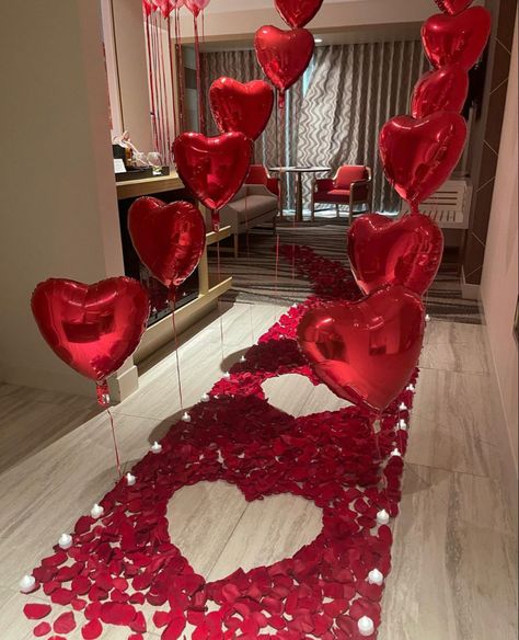 Rose Petal Hotel Room, Valentine’s Day Room Set Up, Hotel Room Romantic, Valentines Room Decor, Valentine Room, Candle Light Dinner Ideas, Valentine Day Aesthetic, Hotel Room Decoration