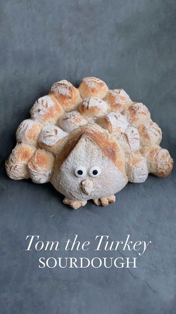 Sarah Fowler on Instagram: "One more sourdough turkey! 🦃 This little guy couldn’t be more perfect for Thanksgiving, just imagine how cute he’d be as a centerpiece. And the pull-apart rolls make it so easy for everyone to grab one and enjoy! Who’s making one?? #breadscoring #sourdough #bread #sourdoughbread #scoringbread #breadmaking #breadbaking #feedfeed #f52grams #homemadebread #kingarthurbaking #wiremonkeyshop #foodtographyschool #sourdoughscoring #30MFSourdough #thanksgiving #turkey #todayfood #bhgfood #cherrybombe #popsugarfood #makemore #williamssonoma #foodnetwork #turkeyday #turkeyseason #thanksgivingdinner #thanksgivingtable #thanksgivingfood #thanksgivingrecipes" Sourdough Bread Shaped Like A Turkey, Turkey Sourdough Loaf, Turkey Sourdough Bread, Sourdough Bread Turkey, Sourdough Turkey Bread, Turkey Shaped Bread Loaf, Thanksgiving Bread Art, Turkey Sourdough, Bread Turkey Shape