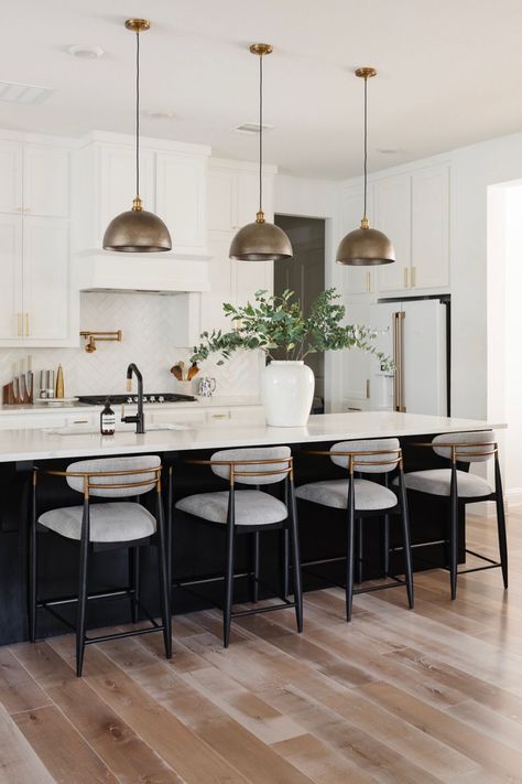 White And Brass Kitchen, Black And Brass Kitchen, Oversized Vase, Hm Home, Transitional Decor Kitchen, Kitchen Counter Stools, White Modern Kitchen, Classic Kitchens, Transitional Kitchen