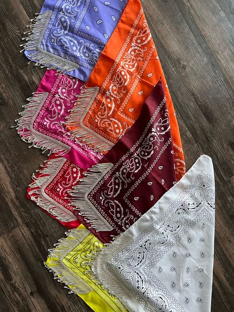 Diy Rhinestone Fringe Bandana, Diy Fringe Bandana, Handkerchief Diy, Neck Scarf Outfit, Bandanas Diy, Western Crafts, Fiesta Outfit, Cowboy Girl, Rhinestone Fringe