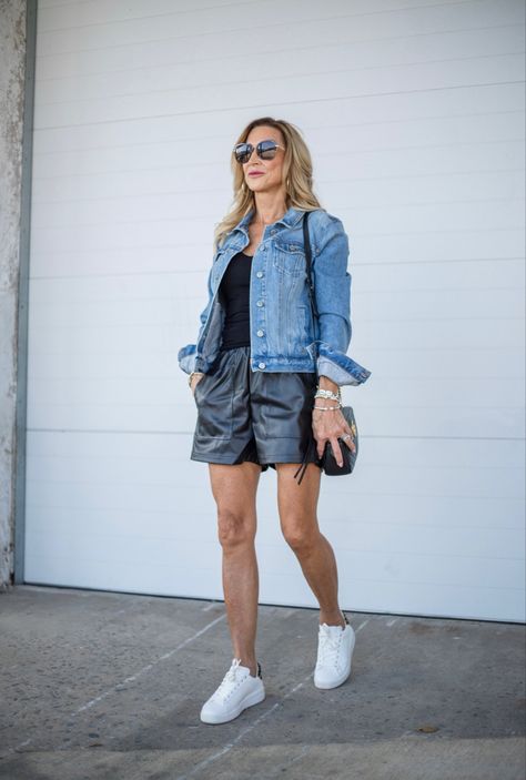 Leather Shorts Sneakers Outfit, Leather Shorts Outfit, Shorts Outfit Ideas, Sneakers Outfit Casual, Transitional Fashion, Cozy Oversized Sweaters, Rocker Look, Black Leather Shorts, Faux Leather Shorts