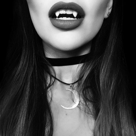 Vampire Romance Novels, Vampire The Masquerade Bloodlines, Vampire Pictures, Vampire Girl, Vampire Aesthetic, Female Vampire, Vampire Love, Vampire Fangs, Vampire Teeth