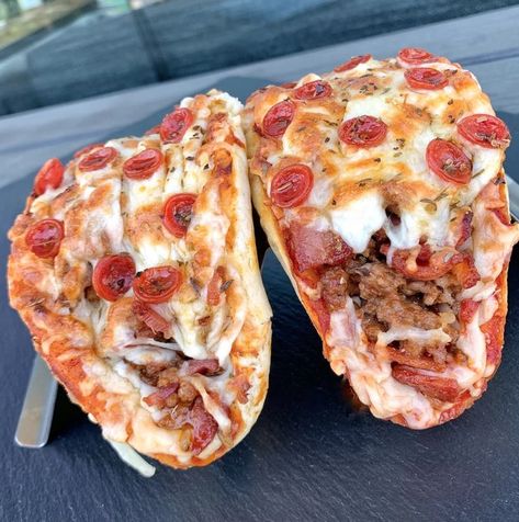 Cheesy taco shells are filled with a meaty mixture of ground beef, sausage and pepperoni with pizza sauce in these tacos that are perfect for Meat Lovers Pizza lovers. Heart Arteries, Taco Pizza Recipes, Pizza Tacos, Low Carb Meats, Meat Lovers Pizza, Taco Pizza, Think Food, Meat Lovers, Food Goals