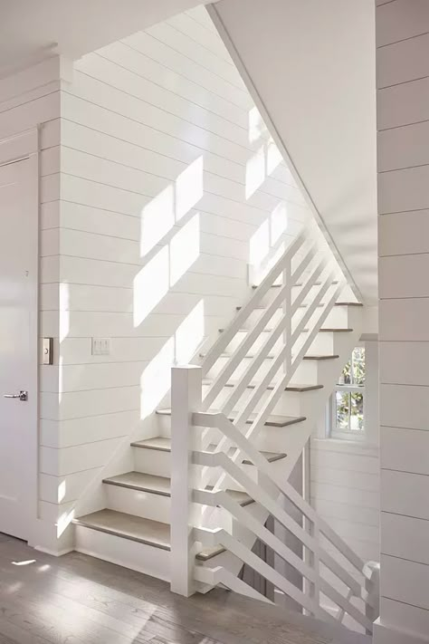 Beach House Staircase, Beach House Stairs, Cottage Hallway, Landing Stairs, Beach Stairs, Loft Railing, Interior Stair Railing, White Staircase, Beach House Living Room