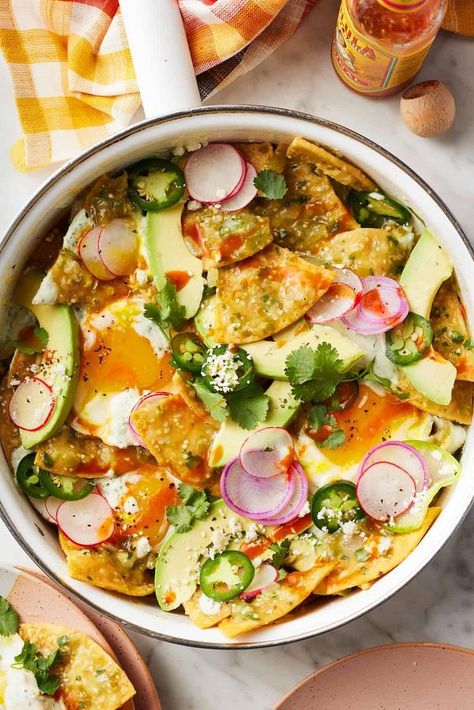 Chilaquiles Verdes Recipe, Easy Chilaquiles Recipe, How To Make Chilaquiles, Easy Chilaquiles, Breakfast Chilaquiles, Chilaquiles Recipe, Spring Appetizers, Mexican Breakfast, Brunch Dishes