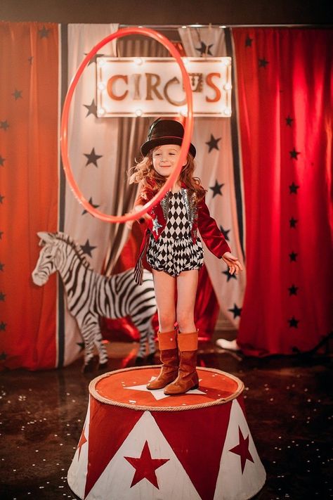 Circus Christmas, Circus Birthday Party Theme, Vintage Circus Party, Circus Carnival Party, Halloween Circus, Circus Decorations, Baby Kostüm, Circus Theme Party, Carnival Themed Party