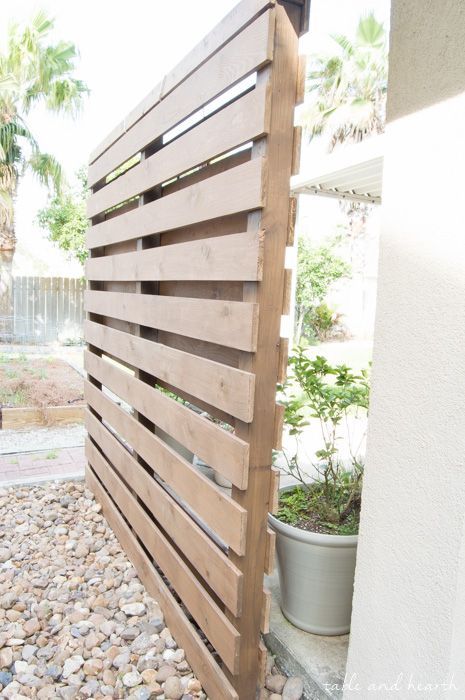 Beautiful!! How to build a DIY privacy wall to polish off your outdoor space and provide needed privacy. www.tableandhearth.com Privacy Wall Outdoor, Cheap Privacy Fence, Diy Patio Ideas, Diy Privacy Fence, Diy Privacy Screen, Privacy Wall, Privacy Fence Designs, Patio Privacy, Garden Privacy