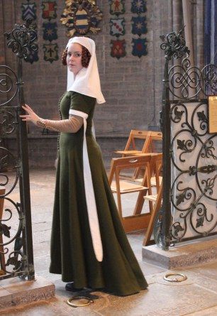 Cottehardie à tippets Medieval Floor-length Dress With Historical Design, Medieval Underdress, Late Medieval Clothing, Medieval Cotton Fitted Dress, Green Medieval Dress, 14th Century Clothing, Extant Medieval Garments, Medieval Gown, Medieval Woman