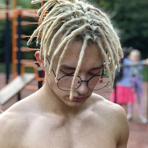 young men with short blonde dreadlocks and undercut / undershave Man Dreadlocks, Purple Dreads, Rasta Hair, Hair Dreads, Dreadlocks Men, Dread Hairstyles For Men, Blonde Dreadlocks, Short Dreads, Blonde Dreads