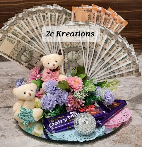 Money shagun platter for mom to be on her baby shower done by 2c Money Tray Decoration For Wedding, Money Hamper Ideas, Purse Packing Ideas, Note Packing Ideas For Wedding, Baby Shower Packing Ideas, Money Packing Ideas For Wedding, Currency Bouquet, Money Hamper, Shagun Basket