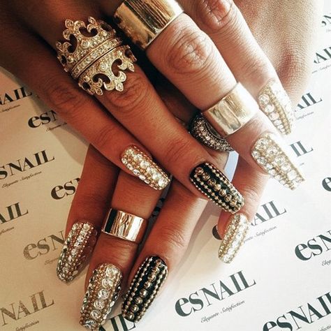 Bling Nails Black, Jewels On Nails, Gold Nail Polish Designs, Egypt Nails, Nails Black Women, Ongles Bling Bling, Black Gold Nails, Bling Nail Art, Nagellack Trends