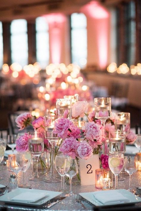 Rose Gold Centerpieces Wedding, Gold Reception Decor, Stage Wedding Decorations, Rose Gold Centerpiece, Wedding Decor Gold, Rose Gold Wedding Ideas, Cold Wedding, Gold Wedding Centerpieces, Gold Reception