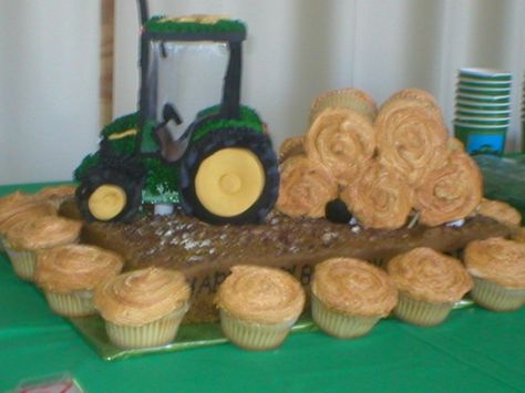 cake with hay bales John Deere Cupcakes, Hay Wedding, John Deere Cake, Deer Cakes, Tractor Cake, Tractor Birthday, Farm Birthday Party, Beautiful Disaster, Farm Birthday