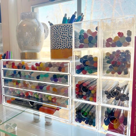 Who knew that pen and marker storage could be more controversial?!? Whenever I post pictures of my craft room, I inevitably hear from people who are concerned with how I am storing my supplies. Today over on YouTube, I am sharing the "dos and don'ts" of marker and pen storage! . . . . #markers #pens #storagesolutions #craftroom storage Art Studio Storage Markers, Pen Collection Organization, Pen And Pencil Organization, Pen And Marker Organization, Pen Storage Ideas, Markers Organization, Marker Storage Ideas, Coloring Storage, Diy Marker Storage