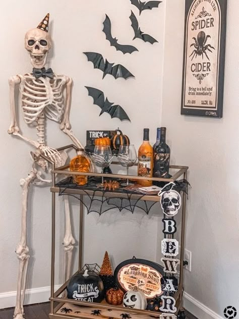 Skeleton Bartender, Halloween Bar Cart, Buffet Halloween, Halloween Decorations Apartment, Halloween Bar, Halloween Decor Diy, Halloween Decorations Outdoor, Johnny Rotten, Casa Halloween