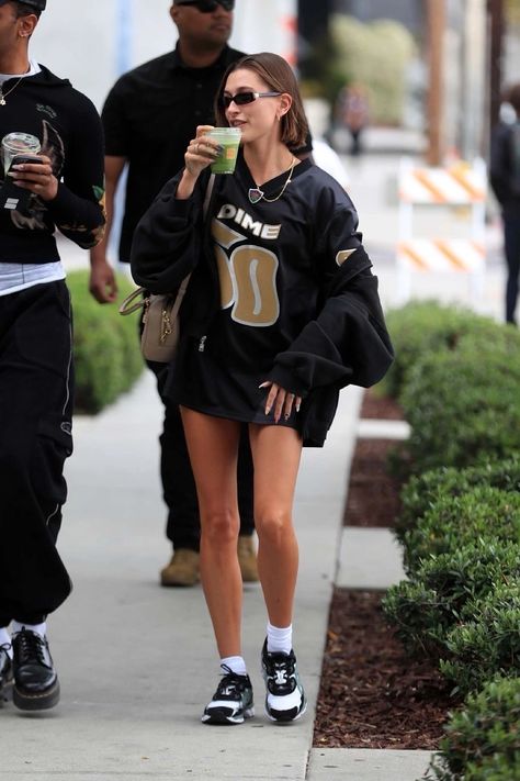 Famous People Outfits, People Outfits, Celebrity Style Icons, Models Off Duty Style, Popular People, Fashion Mood Board, Hailey Baldwin, Simple Trendy Outfits, Models Off Duty