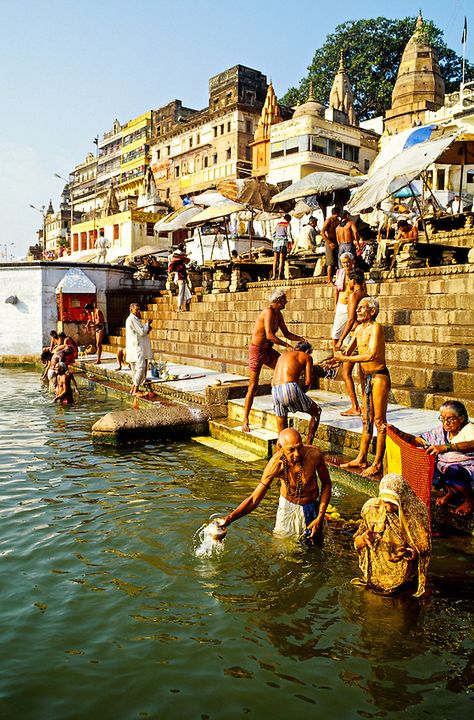 Banaras Ghat, Arte Yoga, India Painting, Amazing India, Travel Preparation, India Culture, History Of India, Temple Architecture, India People