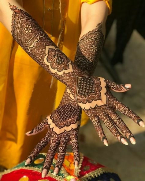 Pakistani Bridal Mehandi Design, Aesthetic Bridal Mehendi, Pakistani Bride Mehndi Design, Bridal Mehendi Designs Hands Latest Pakistani, Bride Mehndi Dress, Mehndi Dress For Bride Sister, Bride Sister Mehndi, Pakistani Bridal Henna, Pakistani Bridal Mehndi Designs