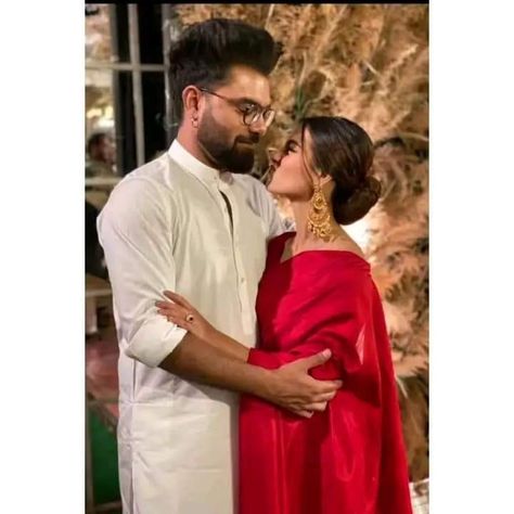 Sari Poses Photo Shoot Couple, Couple Picture In Traditional, Couple Poses Saree Photography, Sari Couple Poses, Couple Pic With Saree, Sari Couple Photoshoot, Friend Marriage Outfit Indian, Saree Poses For Couples, Sari Photoshoot Poses Couple