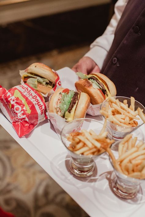 In N Out Wedding, Tray Photography, Wedding Snack, Wedding Photos Inspiration, Midnight Wedding, Double Burger, Wedding Sides, Burger Party, Mini Burger