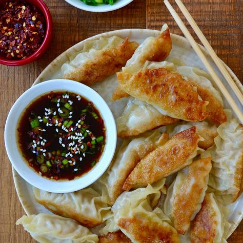 Chicken Pot Stickers Recipe, Chicken Potstickers, Pot Stickers Recipe, Soy Dipping Sauce, Potstickers Recipe, Light Eating, Appetizer Easy, Asian Meals, Chinese Foods