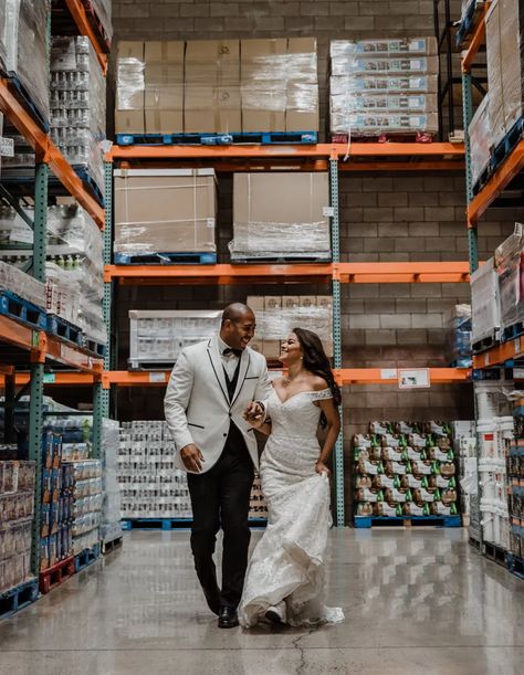 Jessica Ayala Brown met her husband Brandon at their local Costco, so it only made sense to snap their wedding photos there a few years later — and they turned out to be "cheesy" in the best way possible. During a shopping trip to her local Costco in Waipahu, HA, a few years back, Jessica stopped by the mac 'n' cheese aisle, contemplating whether she should indulge her craving for the cheesy treat. "I was saying how I wish it was good for you!" Jessica said, according to a Costco Facebook post. Costco Photoshoot, Costco Wedding Cakes, Costco Wedding, Engament Photos, Stills Photography, Picnic Photo Shoot, Couple Shoots, Real Life Princesses, Foto Inspo