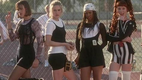 Films from the nineties Dionne Clueless, Movie Character Outfits, Cher And Dionne, Clueless Aesthetic, Clueless Movie, Cher Outfits, Clueless Cher, Fashion Guys, Stacey Dash