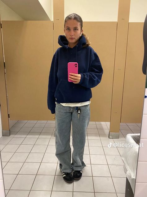 Cool Sweatpants Outfit, Parachute Sweatpants Outfit, Winter Outfits With Grey Sweatpants, Dark Blue Denim Jeans Outfit Aesthetic, Graphic Long Sleeve Tees Outfit, Fall Clothes School, Outfit Ideas With Jerseys, Dark Coloured Outfits, Fall Fits Sweatpants