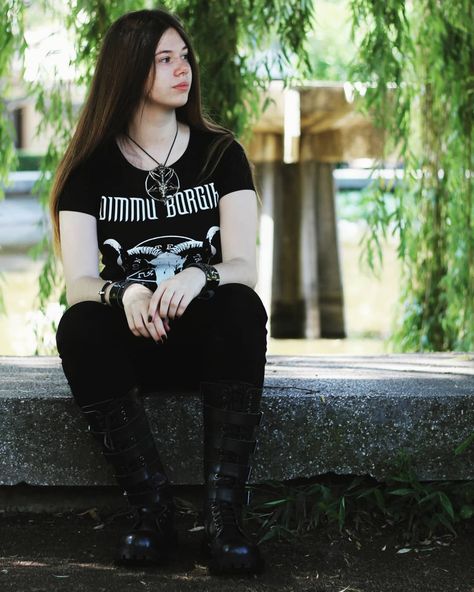 Blackmetal Aesthetic, Metalhead Women, Metal Outfits Women, Hot Metalheads, Metal Girl Outfit, Metal Outfits, Black Metal Fashion, Lady Knight, Metal Meme