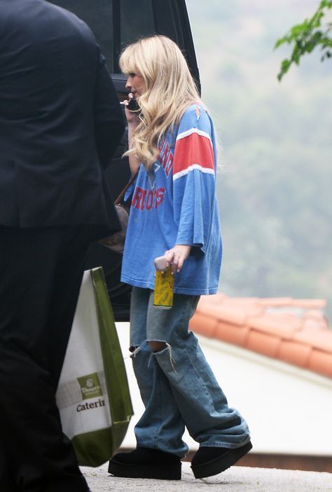 Sabrina Carpenter Everyday Outfits, Sabrina Carpenter Style Casual, Sabrina Carpenter Casual Outfits, Sabrina Carpenter Casual, Sabrina Carpenter Outfits Casual Style, Sabrina Carpenter Outfits Casual, Sabrina Carpenter Street Style, Fall Concert Outfit Ideas, Sabrina Outfits