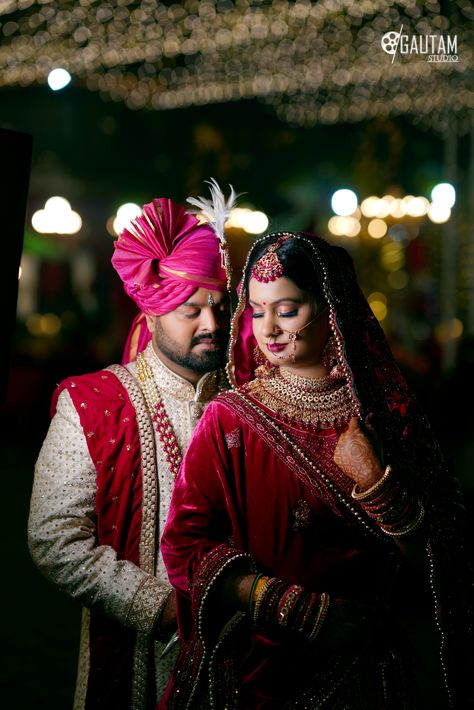 Wedding Couple Poses Indian, Capal Pose, Couple Poses Indian Wedding, Indian Bride And Groom Photography, Couple Poses Indian, Mehndi Shoot, Couple Western, Groom Shoot, Couple Portrait Photography