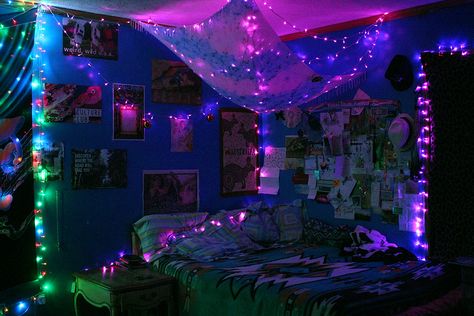 Tiktok Room Ideas, Aesthetic Alien, Vibey Room Aesthetic, Hippie Bedroom Decor, Vibey Room, Neon Bedroom, Purple Bedrooms, Hippy Room, Chill Room