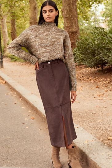 Kate Middleton's new long suede skirt is our #1 winter wardrobe staple | Woman & Home Brown Skirt Outfit, Autumn Sewing, Minimalist Winter Outfit, Long Brown Skirt, Brown Suede Skirt, Suede Pencil Skirt, Midi Skirt Outfit, Long Skirt Outfits, Column Skirt