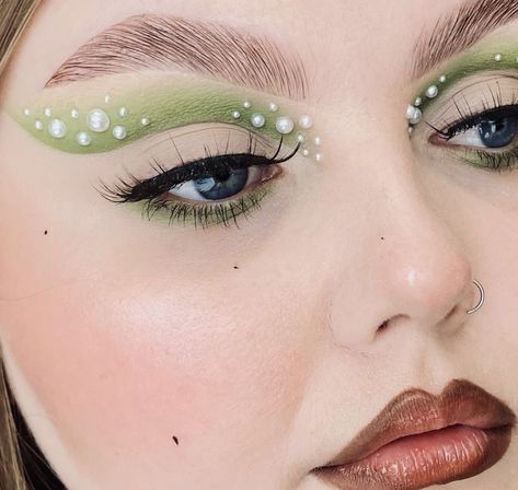 Green Makeup With Pearls, Pearl Makeup Looks, Pearl Eye Makeup, Siren Costume, Christmas Eyeshadow, Frog Princess, High Fashion Makeup, Prom Makeup Looks, Fairycore Aesthetic