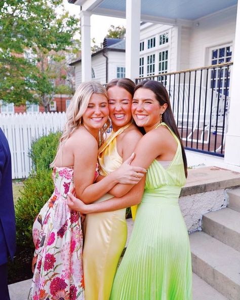 College Formal Pictures, Prom 2024 Pictures, Beach Prom Pictures, Sorority Formal Poses, Formal Instagram Pictures, Semi Formal Picture Ideas, Semi Formal Poses, Semi Formal Pictures, Formal Photo Ideas