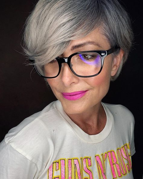 While more and more women are ready to rock their natural gray hair color, the idea of growing out gray hair and wearing the nasty grown-out roots for several months makes many shiver. Although the transition to gray does take time and dedication, you can definitely look your best in the process. Check out 10 … Salt And Pepper Pixie Haircut, Growing Out Gray Hair, Salt And Pepper Hair, Grey Hair Inspiration, Gray Hair Growing Out, Hair Growing, Gray Hair Cuts, Grey Hair Styles For Women, Silver Grey Hair