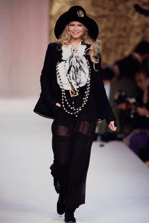 Claudia Schiffer Runway, Claudia Schiffer 90s, Runway Moments, Moda Chanel, Chanel Fashion Show, 90s Runway, Stephanie Seymour, Giovanna Battaglia, Vintage Runway