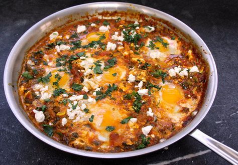 Easy Shakshuka Recipe, How To Make Shakshuka, Mexican Egg, Roasted Olives, Egg Skillet, Shakshuka Recipes, Pain Pita, Spicy Tomato Sauce, Recipes For Breakfast