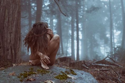 Forest Photoshoot, Alpha Wolf, Nature Photoshoot, Photographie Portrait Inspiration, Outdoor Shoot, Foto Tips, Wild Woman, Shooting Photo, Shoot Inspiration