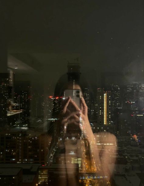 Toronto Girl Aesthetic, Luxe Night Aesthetic, Dark Travel Aesthetic, Rooftop Aesthetic Night, Toronto Night Aesthetic, Aesthetic Pfp Instagram Vintage, Travel Aesthetic Night, Night Girl Aesthetic, Dark Night Aesthetic