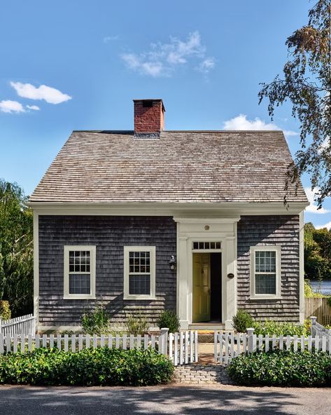 cedar shake cottage with green front door Classic American Home, Exterior House Siding, Country Living Fair, Cape Cod Cottage, Cedar Shake, Clapboard Siding, Siding Options, Cape Cod Style House, Small Cottages