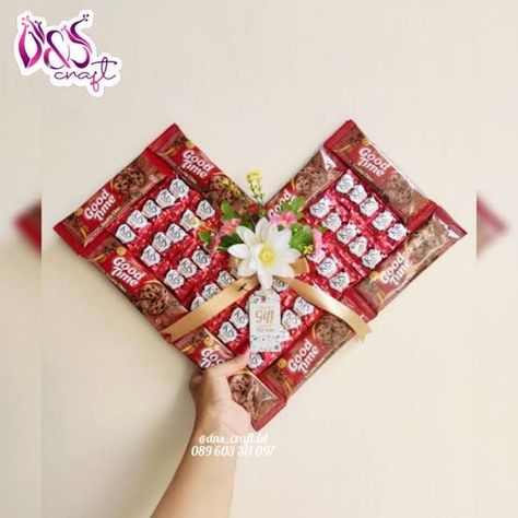 Kado Snack, Buket Valentine, Kado Hari Guru, Hampers Snack, Ide Hampers, Random Text, Candy Bouquet Diy, Wedding Gift Pack, Desain Quilling