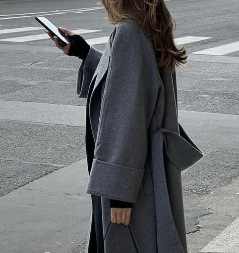 Dark Grey Coat Outfit, Grey Coat Outfit Winter, Grey Coat Outfit, Wool Coat Outfit, Dark Grey Coat, Grey Wool Coat, Outfit Grey, Winter Coat Outfits, Gray Wool Coat