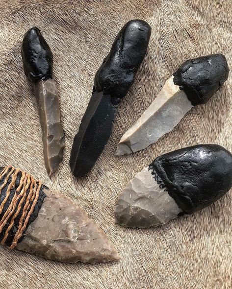 Native American Knowledge, Prehistoric Age, Stone Age Tools, Native American Tools, Pine Resin, Arrowheads Artifacts, Ancient Tools, Primitive Survival, Flint Knapping