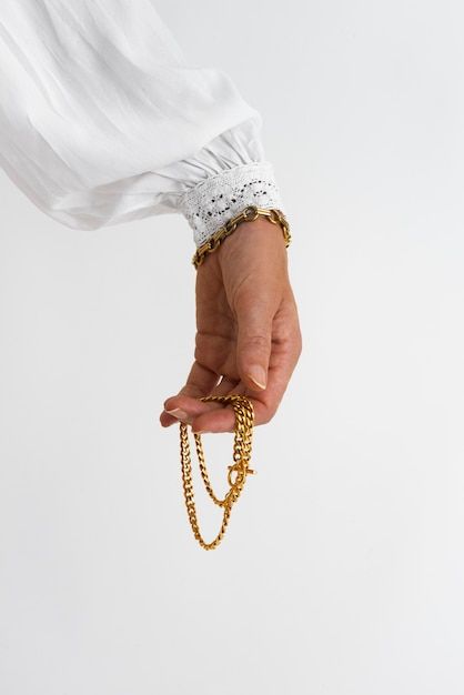 Free photo side view hand holding gold c... | Free Photo #Freepik #freephoto #gold-jewellery #gold-chain #jewelry #accessories Hand Holding Jewelry, Jewelry Photoshoot, Gold C, Jewellery Gold, Gold Chain Jewelry, Hand Holding, Hand Chain, Iconic Photos, Chain Jewelry