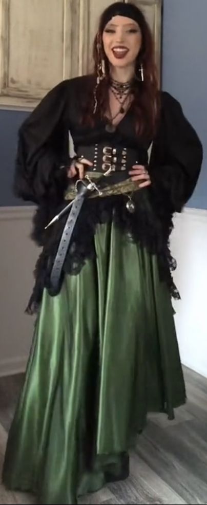 Fantasy Pirate Aesthetic Outfit, Green Pirate Outfit, Emo Pirate, Pirate Aesthetic Outfit, Renn Faire Outfit, Black Outfit Grunge, Outfit With Corset, Goth Pirate, Pirate Core