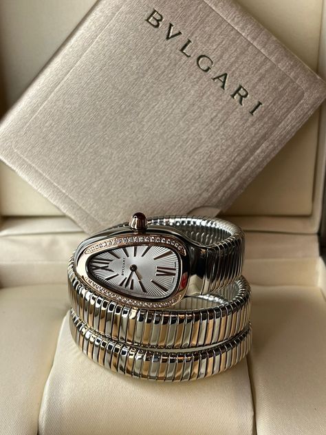 Bulgari Jewelry, Dope Jewelry Accessories, Womens Designer Watches, Diamond Bracelet Design, Vintage Watches Women, Expensive Jewelry Luxury, High Fashion Jewelry, Wrist Jewelry, Luxe Jewelry